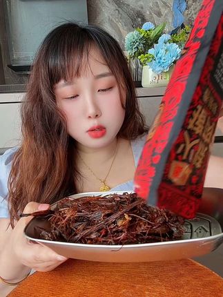 碳烤的火烧干巴!一丝一丝的猪肉干,越嚼口感越香,真的好好吃啊~ #火烧干巴 #猪肉干 #零食推荐
