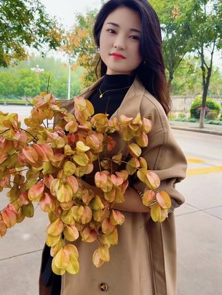 女子之身,能屈能伸,我可以吃苦,也可以享福,干活我从来没有输过,我没有那么矫情,粗活细活我都照样干,工作时我照样狼狈不堪,休息时我也可以把自己打扮的精致,我能享受美味佳肴,也可以咽下粗茶淡饭,生活赐予我什么,我都全盘接受,所以我不需要羡慕任何人