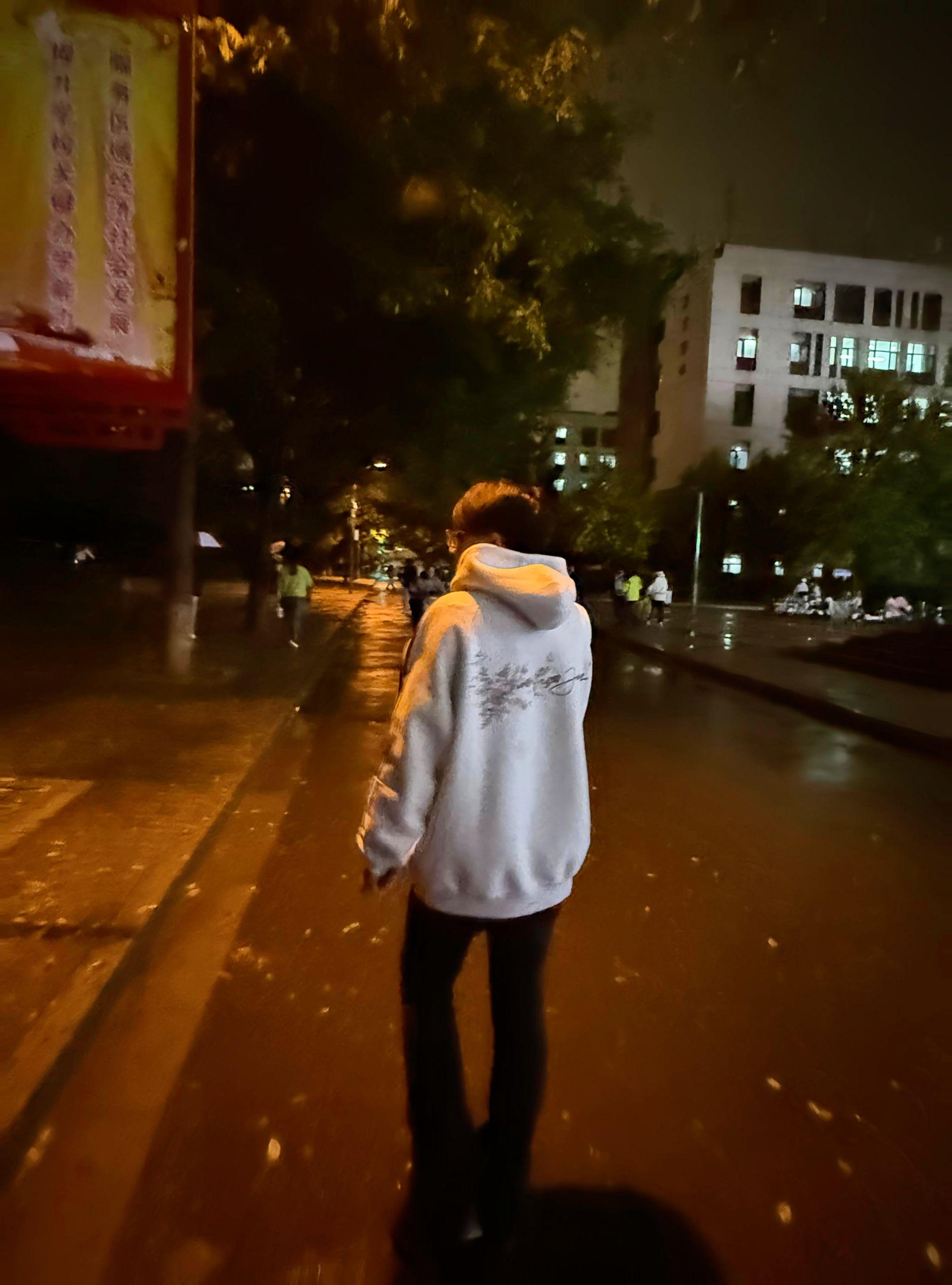 你那把破伞谁撑都漏雨