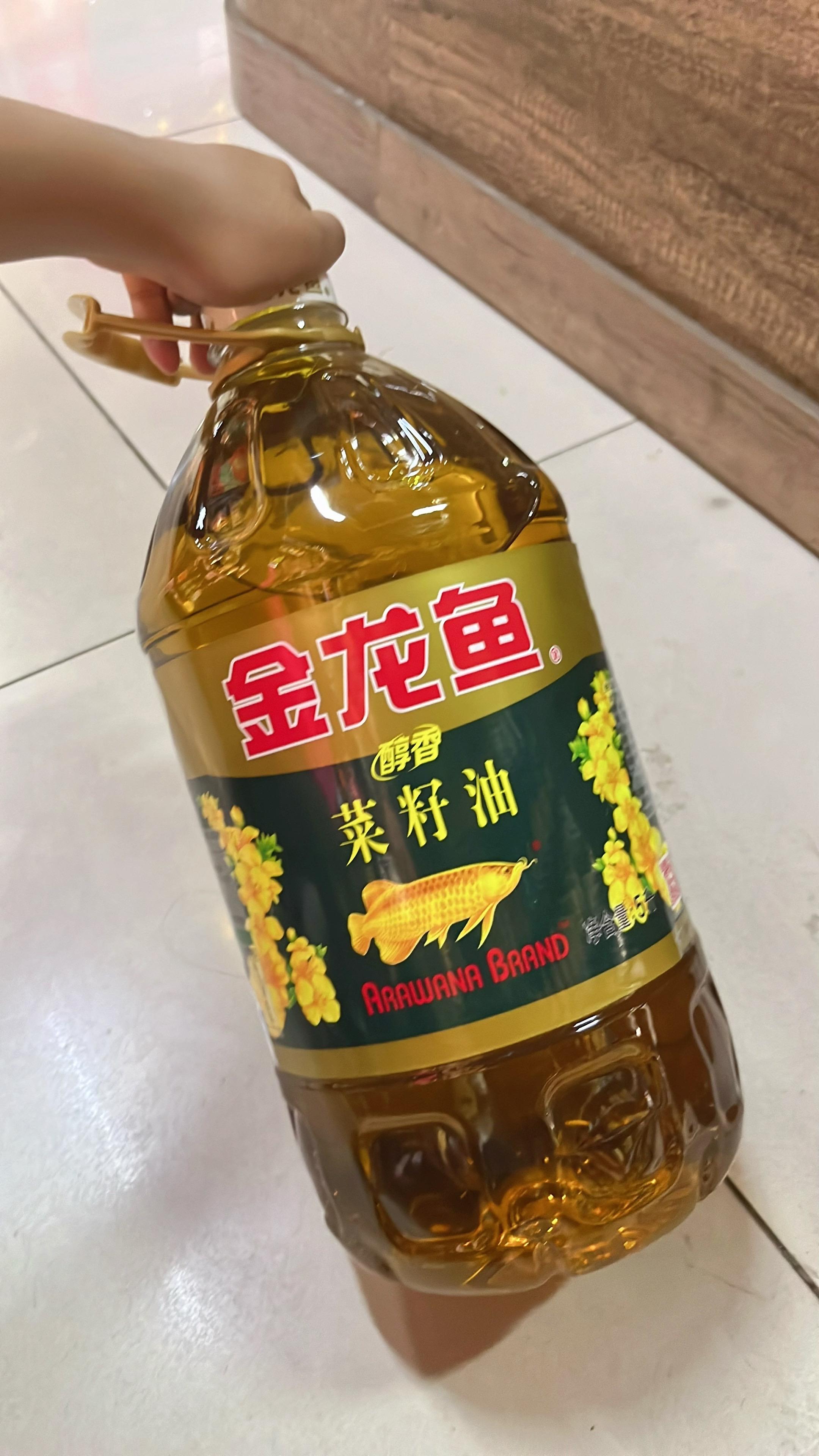 中秋送礼选金龙鱼低醇香菜籽油。5大热点戳中人心 ✅ 健康优选:低芥酸更安心,减少潜在健康风险,富含维生素E 。 ✅ 香浓地道:物理压榨锁鲜,炒菜香飘满屋,复刻儿时家常味。 ✅ 全能烹饪:烟点高油烟少,煎炒烹炸皆适配,中秋家宴好帮手。 ✅ 高性价比:大容量包装,囤货省心,全家共享更划算。 ✅ 送礼贴心:国民品牌有保障,送健康有面儿,中秋走亲首选礼。