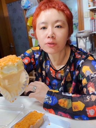 今天女儿去保养车子说顺便来看看我,哈哈我说你惦记着蛋糕吧!女儿有说顺带着吃个蛋糕,看你吃着很好吃,我也想馋馋嘴,看来美食还是吸引人的,都想尝一口,姐妹们喜欢吃爆浆蛋糕下方小黄车#蛋糕 #爆浆蛋糕
