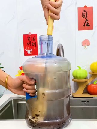 这款杯刷是长柄设计,适用于各种杯型,可以轻松触及杯底,水壶、水桶都可以刷到!#杯子刷 #水壶刷 #杯子刷子 #长柄杯刷 #长柄杯子刷
