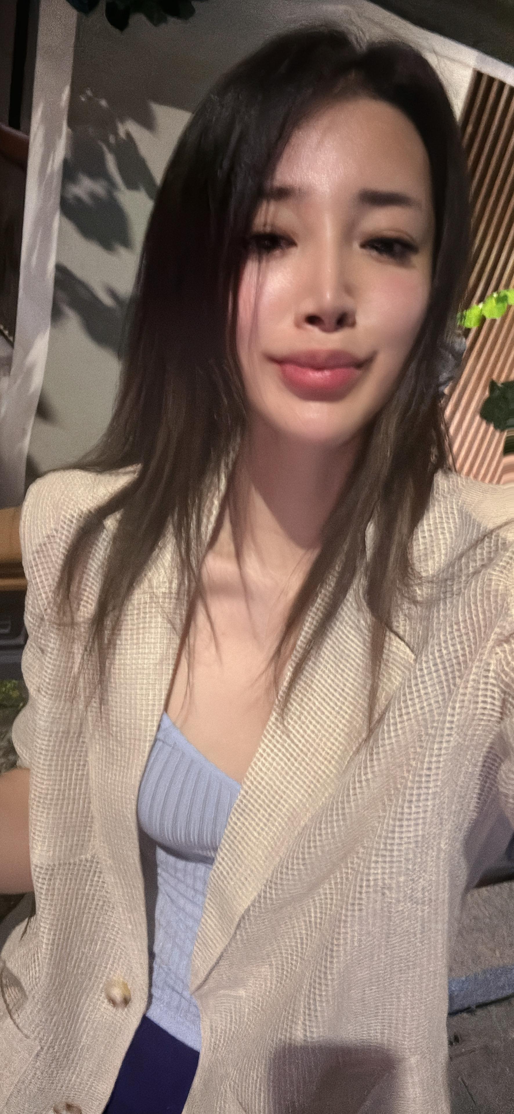 今年秋天来的早,风儿阵阵绕我心 #北美小巴黎 #女大学生在家 #狮子座女主