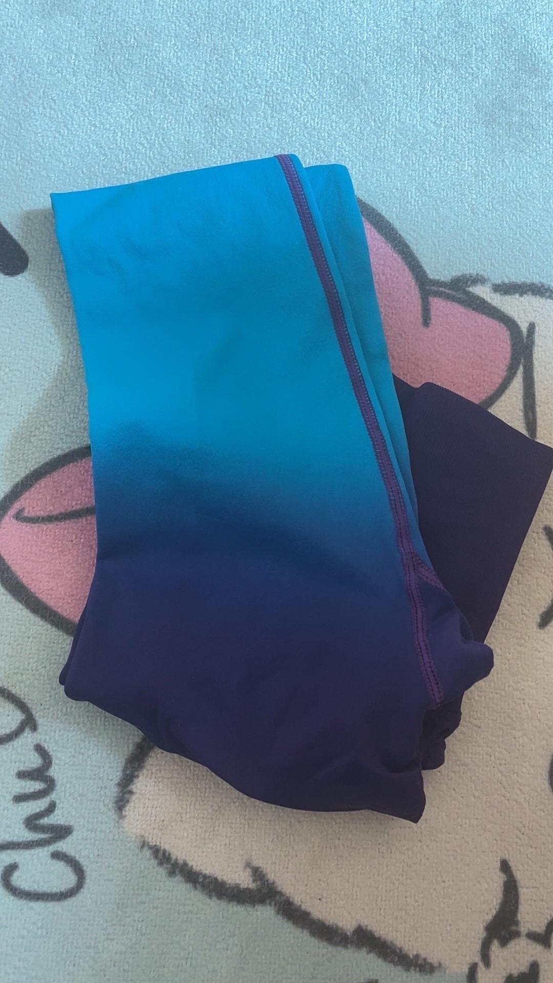 颜色好看 就是码子偏小 尺码建议:偏小 材质面料:透气有弹性 防风防水:不防风防水 上身效果:上身后再追加 搭配建议:浅色或者深紫色