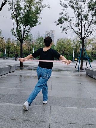 #拉力器 #开肩美背 #好身材练起来 #改善含胸驼背 #每天坚持锻炼会有不一样的收获