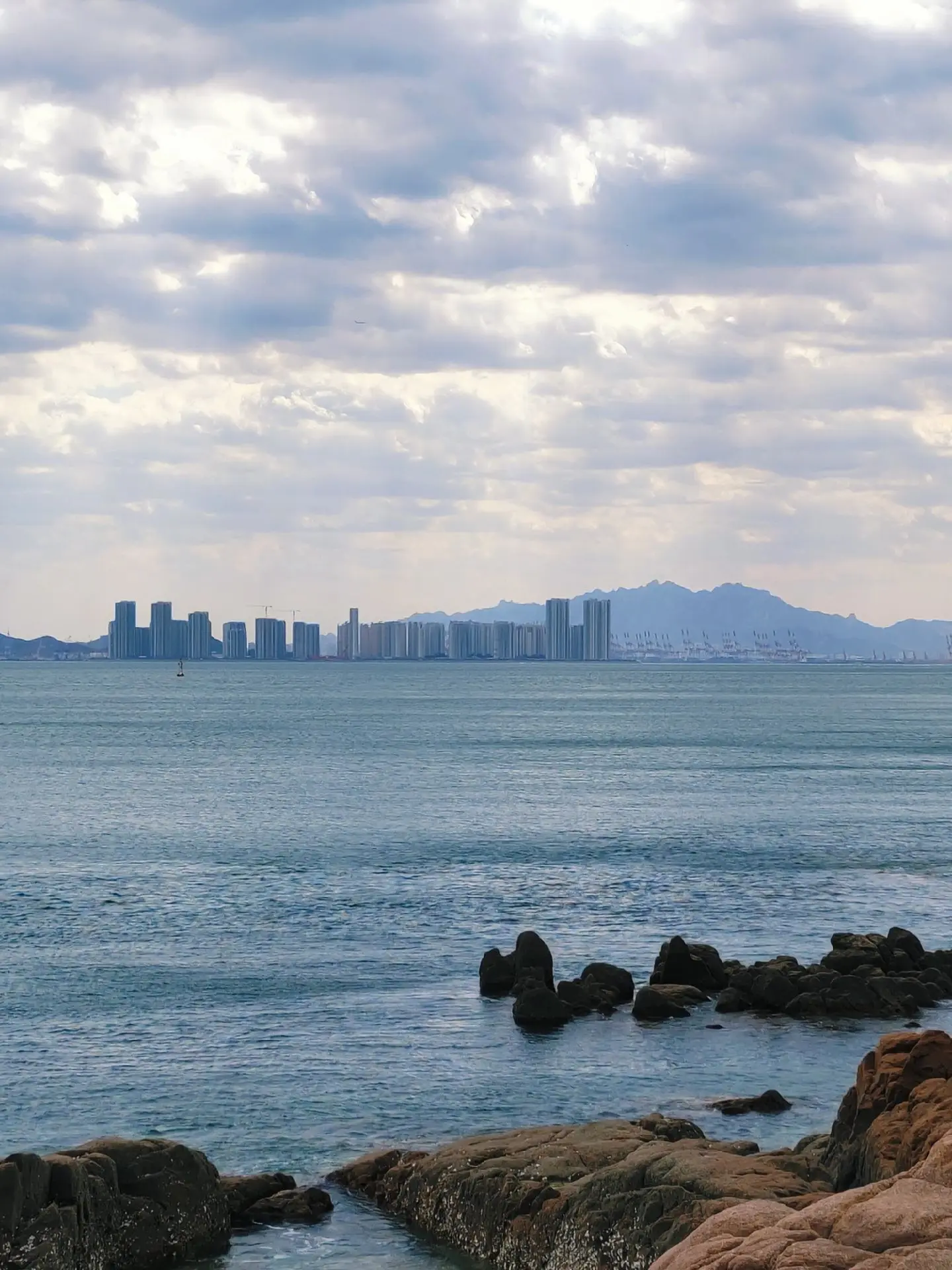 琴屿路南侧海岸有大片礁石,游客喜欢站在上面看看海景和日落#青 - 抖音