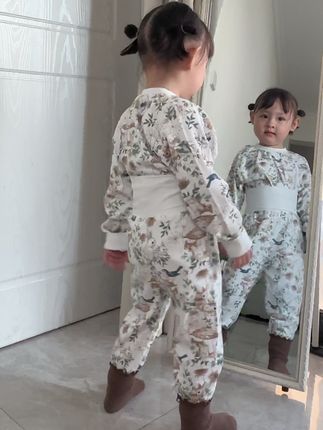 大降温,说冷就冷,给宝宝入手了一套高腰护肚的秋衣套装,它是纯棉的面料,柔软又亲肤,上身舒适又好看,高腰的秋裤可以护住小肚子不着凉。#儿童秋衣秋裤 #高品质童装 #便宜又好穿