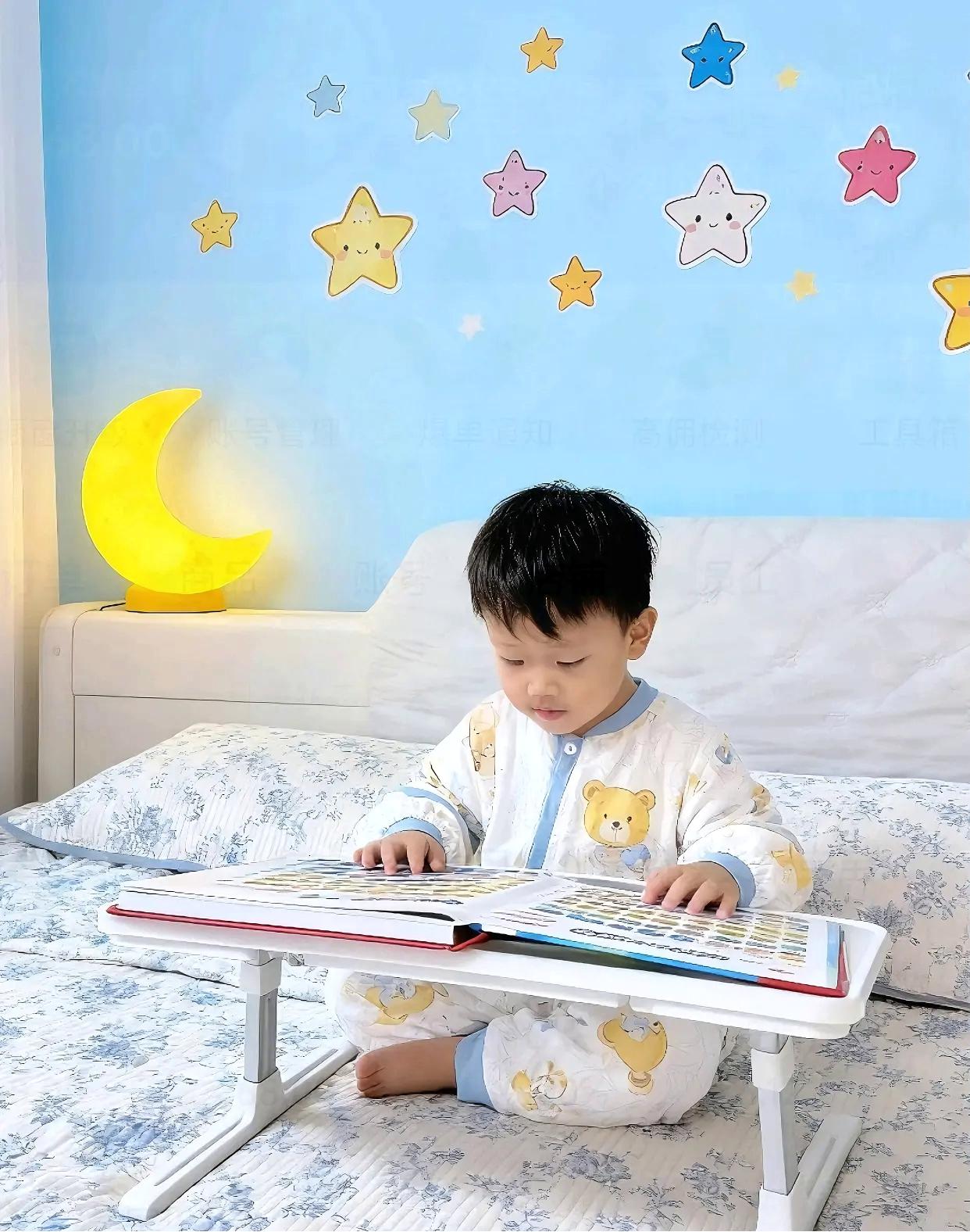 #儿童绘本 #儿童阅读桌 #爱看书的宝宝#儿童绘本藏在小桌板里的治愈时刻 下班推开门的刹那,满身疲惫仿佛被瞬间抽离——那个小小的身影正伏在儿童阅读桌上,下巴轻轻蹭着阅读架边缘,小手指逐页划过绘本,连翻书的动作都裹着满心认真。 没有哭闹着要抱抱,没有吵着要玩具,只有绘本里的奇妙世界,和他专注的小模样,悄悄把一天的辛苦都酿成了软乎乎的甜。原来陪宝宝养成阅读习惯的过程,不只是看着他认识更多图画,更是在某个不经意的瞬间,收获了足以治愈所有疲惫的小确幸儿童阅读桌