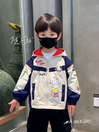 家人们快给孩子买一件这样的奥特曼外套吧!它是连帽的设计,非常好看,而且质量很好,穿着很舒服,它整体是休闲风的样式,不仅穿起来特别帅气,还显得非常有活力,摸上去的手感也非常的细腻柔软,赶快给你家的小宝贝入手吧!#奥特曼衣服#休闲外套#男童穿搭 #外套穿搭 #儿童冲锋衣外套
