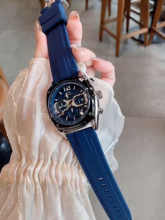 不愧是奢侈品,连句表语都这么奢侈:我目光短浅 眼里只有你 我有两个心愿 你在身边 在你身边#今日分享 #男表 #情侣腕表 #礼物