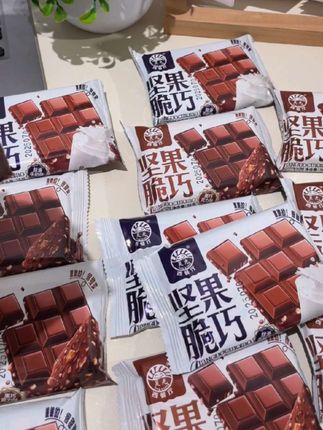 我最近发现了一个巨好吃的巧克力,,它真的打破了我对巧克力的认知,吃起来不是那种齁甜的感觉,而是带着一点微苦的味道,特别香醇浓郁,而且里面还有满满的坚果碎,一口咬下去嘎嘣脆,简直不要太好吃!喜欢吃巧克力的朋友一定要试试看!
