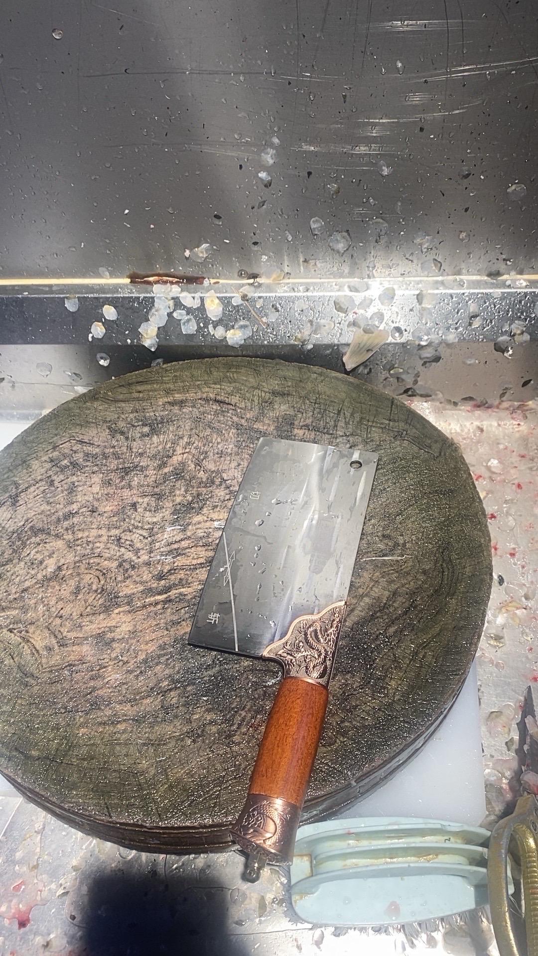 刀柄用着有点滑 杀鱼挺快的其他的还没尝试