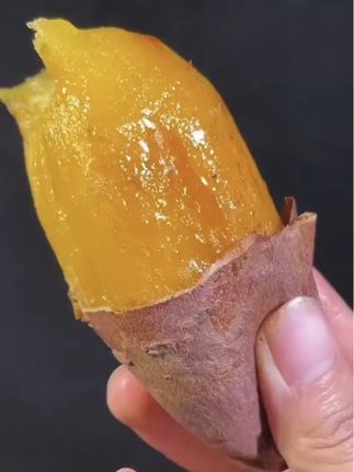 这个就是传说中的榴莲蜜薯了,刚刚烤好,这个颜色是金黄色的,真的又甜又糯又细腻。 无筋无丝的, 好很甜很香的那种。,真的好好吃#榴莲蜜薯 #好的好好吃