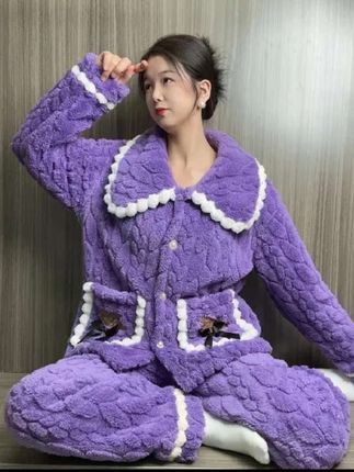 秋冬就应该穿这种软绵绵的睡衣,这套睡衣真的太舒服了,它整体是甜美的风格,穿上身很可爱,而且它的面料是珊瑚绒的,摸起来非常柔软舒适,无论是当睡衣还是家居服都很合适#家居服#睡衣#在家也要美美哒 #向往的生活9这样 #谁穿谁好看不分年龄段