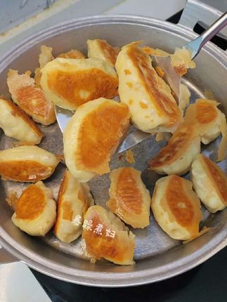 家里喜欢做面食的姐妹们,推荐大家入手这款老式平底锅-它采用优质铝材,纯手工打造的,不含一点涂层,钢丝球铁铲子随便用,放任何明火上都能用,导热快受热均匀,烙出来的饼更香更柔软,做的水煎包也是均匀好看有食欲,不会出现中间糊了边上不熟的,需要的姐妹可以放心入手~#平底锅 #烙饼锅 #无涂层不粘锅 #煎锅 #水煎包