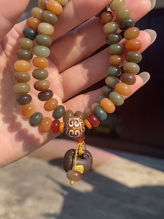多宝菩提手串,秋冬季节爆款色系,天然原色,算盘珠的造型,颗颗油润饱满,搭配一枚木质实心小锁,寓意锁住一切美好,这样的手串,你心动了吗?#菩提手串 #手串 #盘串 #文玩珠串 #文玩爱好者