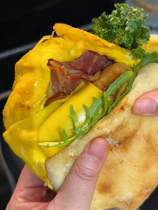 全麦恰巴塔也太会搭了吧!柔韧面包裹着焦脆培根,软滑嫩蛋收尾超绝。咸香够味还低卡,自律党快冲! #早餐吃什么#恰巴塔#全麦面包#恰巴塔滑蛋太好吃了#在家做美食