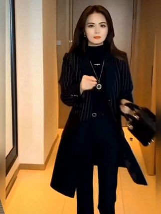 姐妹们快来试试这件超火的条纹中长款风衣吧!它是西装风格的,穿上特别洋气,而且很减龄,还能轻松显瘦,让你瞬间变得更有气质。它的面料也很不错,摸起来舒服柔软,穿上去很有质感,不管是逛街还是聚会的时候都能穿,喜欢的朋友赶快点击下方链接下单吧!