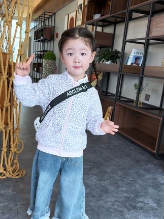 把她养的干干净净在身边 成为了我最大的成就 总是想要给她更好的 我逐渐理解那句“爱是尽力而为仍觉亏欠” 可我还是贪心的希望她一生顺遂 #骗你生女儿 #生女儿就是用来打扮的 #高品质童装 #儿童摇粒绒外套 #内搭外穿都好看