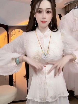 #优雅气质 姐妹们,这套真的太美了!上衣是那种薄款的小针织,特别软糯舒服,而且上面全部都是这种刺绣小花,搭配这个同色系的半裙,它的垂感非常好,走起路来仙气飘飘的,就像小说里走出来的白衣少女一样,整体上身又仙又温柔,还一点都不挑人,喜欢的姐妹一定要试试看。