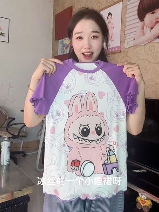 🔥 LABUBU夏款女童卡通睡裙宝妈必收的萌娃家居神器!LABUBU夏季新款插肩卡通睡裙来啦~精选冰感棉柔面料,薄如云朵透气不闷汗,插肩设计让宝宝翻身无束缚~满印萌趣卡通图案,后背小心机露背设计超可爱,连体剪裁防着凉,短袖款适合空调房或夏夜~可外穿可居家,午睡、度假、亲子时光都超合适!#女童睡裙#女童家居服#面料柔软舒适 #生女儿就是用来打扮的 #萌娃穿搭