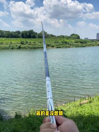 终于等到邓老师2025掀桌子了,新款千川鲤四折直接上#鱼竿推荐 #轻量大物竿 #超轻超硬鱼竿 #高碳鱼竿