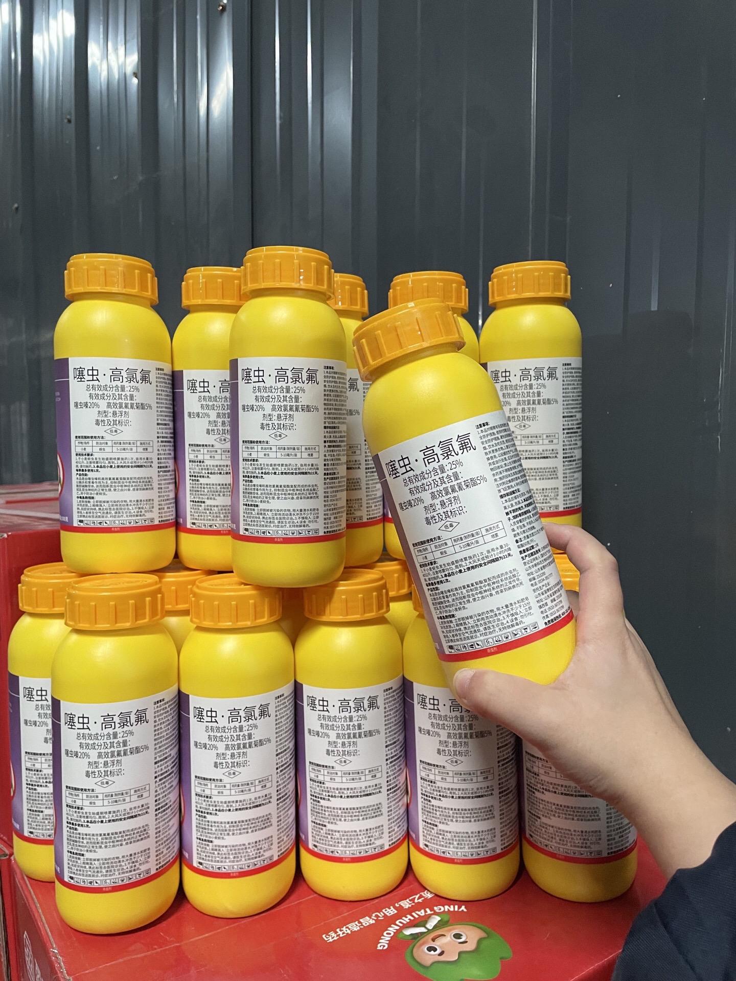 种果蔬总被害虫搞心态?这瓶噻虫•高氯氟救大命!25%高含量,噻虫嗪+高效氯氟氰菊酯双剑合璧,专克蚜虫、蓟马这些“烦人精”,喷一喷,害虫直接“团灭”附着力强、药效稳,喷在叶片上牢牢“扒住”,雨水冲都冲不掉~果树、蔬菜、花卉都能用,一瓶搞定多种作物虫害种地怕虫咬的农友,赶紧备上!#三农种植 #农业 #农资人 #农资之路 #农药化肥