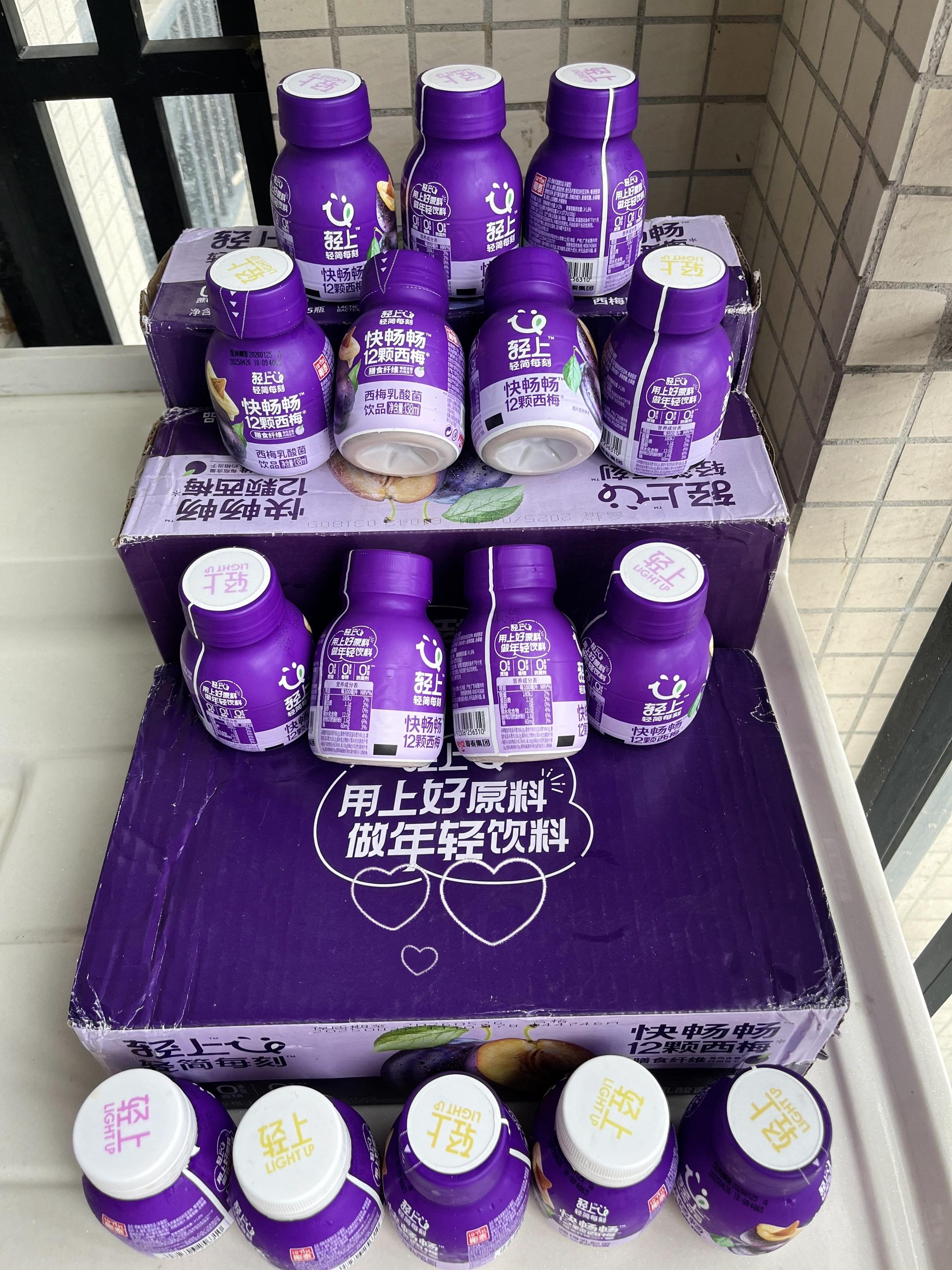 西梅+乳酸菌真的太绝了吧!不仅口感酸酸甜甜特好喝,而且一瓶的膳食纤维等于12颗大西梅!#乳酸菌饮品 #西梅乳酸菌#仙女都在喝什么 #轻上