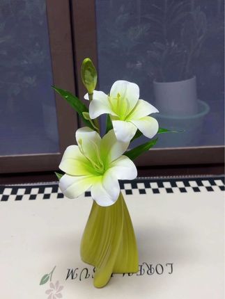 百合寓意百年好合.和和美美.和气生财,百合花象征纯洁.高贵.庄严,寓意家庭幸福美满 ,家里放一盆百合花,既美观又大气,而且它的寓意非常好,花开富贵,幸福美满。这朵百合花是仿真度很高的仿真花,放在家里一年四季都不变样,还省去了打理真花的烦恼。