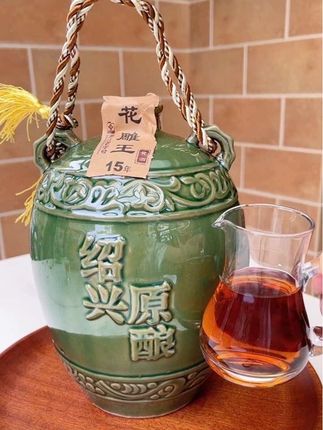 陈酿十五年绍兴黄酒:糯米、小麦、配鉴湖水,古法匠心酿就琥珀酒,醇厚馥郁陶坛锁鲜,自饮珍藏送礼皆合适!#绍兴黄酒 #黄酒 #纯粮酿造 #好喝不贵 #送礼佳品