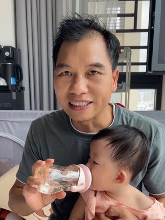 家琪宝宝一岁多了,炮哥亲自用奶瓶给宝宝喂水,太好了 #亲子互动 #带娃生活 #人类幼崽的日常 #宝宝太可爱了 #新生儿宝宝