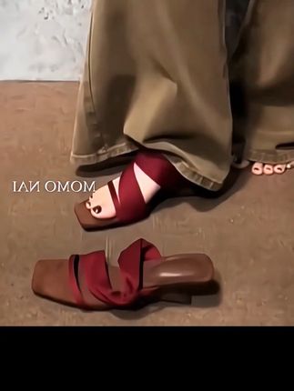 0.71 复制打开抖音!小姐姐们快来看看(美汝好物的作品)羊皮版~软皮法式复古一字拖鞋女夏外穿,穿一整天不累脚,#推荐