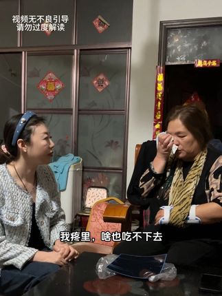 婆婆不小心摔倒,骨折了,最近雨天比较多,家人们要注意安全。这个包装精致的月饼礼盒你们一定要提前囤,到了中秋节不是没货就是涨价!它可不是普通的月饼,每一个都是双层双味,满满的十枚不同口味,满足一家人的味蕾需求。口感细腻丝滑,入口即化,无论是自己吃还是送亲友都很合适,喜欢的家人赶紧下单吧!#记录日常@涂抹式抗皱秀霞