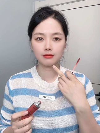 爱上这口小辣椒红棕了~橘里橘气~又拽又显白~自有了它,我等的人爱来不来!#唇釉#口红试色 #美出高级感 #口红 #平价彩妆