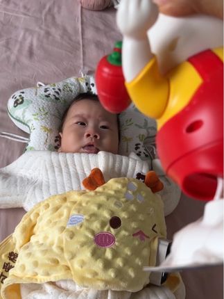 给你们表演一下怎么能让宝宝瞬间不哭,这个小兔子不仅可以练抬头 追听追视,还能哄娃哈哈#解放双手神器 #人类幼崽 #会跳舞的小兔子