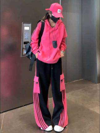 这条裤子真的太绝了,它是一条可以两穿的直筒裤,翻过来就是另一种风格,穿上后显得腿又细又长,而且超级百搭,不管是配卫衣、衬衫还是小香风外套都很好看。它的面料是纯棉的,上身特别舒服,还很有设计感,简直就是潮人的必备单品,喜欢的朋友赶快入手吧!#潮酷穿搭 #穿搭分享 #街头穿搭 #酷女孩穿搭
