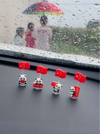 如果信仰有颜色,那一定是中国红!这个小红旗放在车里也太好看了吧!#我爱我的祖国 #五星红旗迎风飘扬 #车载摆件 #红旗