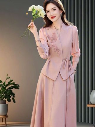 创作灵感秋季套装喜婆婆妈妈装新款爆款母亲婚礼服饰服装国庆节婚宴#谁穿谁漂亮 #穿出自信穿出美丽 #精致穿搭 #高端大气 #婚庆礼服