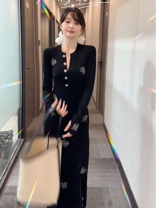 #高级感穿搭 #黑色连衣裙 #黑色系穿搭 #时尚搭配服装 #女装 2025秋冬新款亮闪闪烫钻高级感V领长袖黑色连衣裙设计感打底裙
