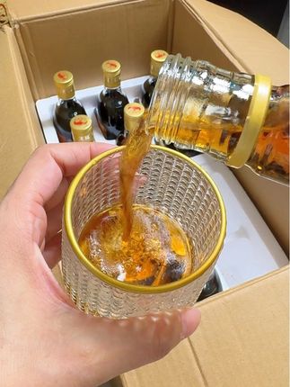 绍兴八年清爽黄酒来啦!12度半甜口,糯米酿得温润。整箱12瓶,中秋送礼倍有面,长辈晚辈都爱这口醇和~#黄酒 #绍兴黄酒 #酒 #好喝不贵 #中秋送礼