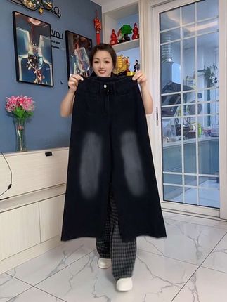 姐妹们快看我新买的裤子,真的太喜欢了!它是这种高腰的设计,小个子也能穿出大长腿的感觉,而且还是直筒的版型,不管是腿粗还是腿弯的人都能轻松驾驭,上身效果超赞!#高级感穿搭 #显瘦穿搭 #谁穿谁好看 #大码女装 #早秋穿搭