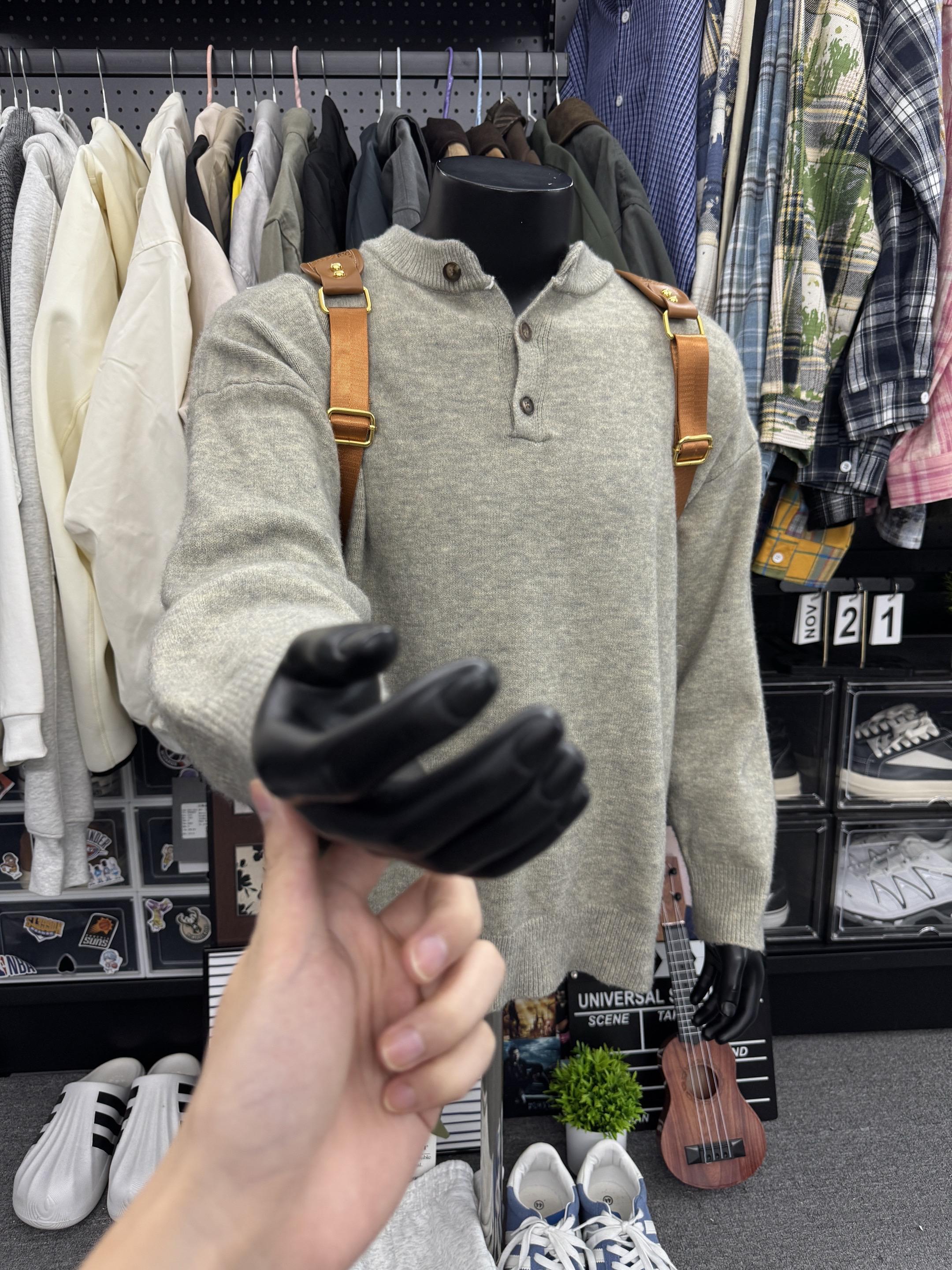 秋天怎么可以少了一件慵懒风亨利领毛衣!这件毛衣也太好看啦!上身慵懒风满满!版型简约百搭,怎么搭都超好看!#男生穿搭 #ootd穿搭 #毛衣 #慵懒风穿搭 #秋冬的松弛感是毛衣给的