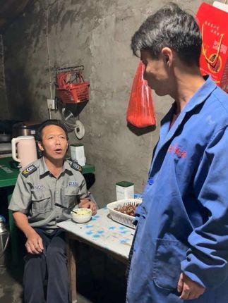 让他煮饭是真的难为他了,不是放不到盐就是掌握不到火候!这个雨没完没了的下,要么没完没了的晴,庄稼都下死完了,下雨什么都整不成!哎…#三柱香 #三柱香散养土鸡 #农村生活 #三农 #小助手上热门