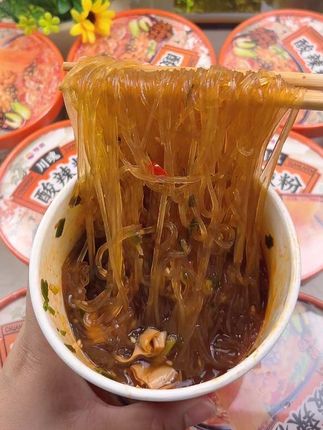 免煮免洗!正宗红薯酸辣粉几分钟就能嗦上!#酸辣粉 #速食美食 #懒人美食 #灵魂宵夜 #嗦粉