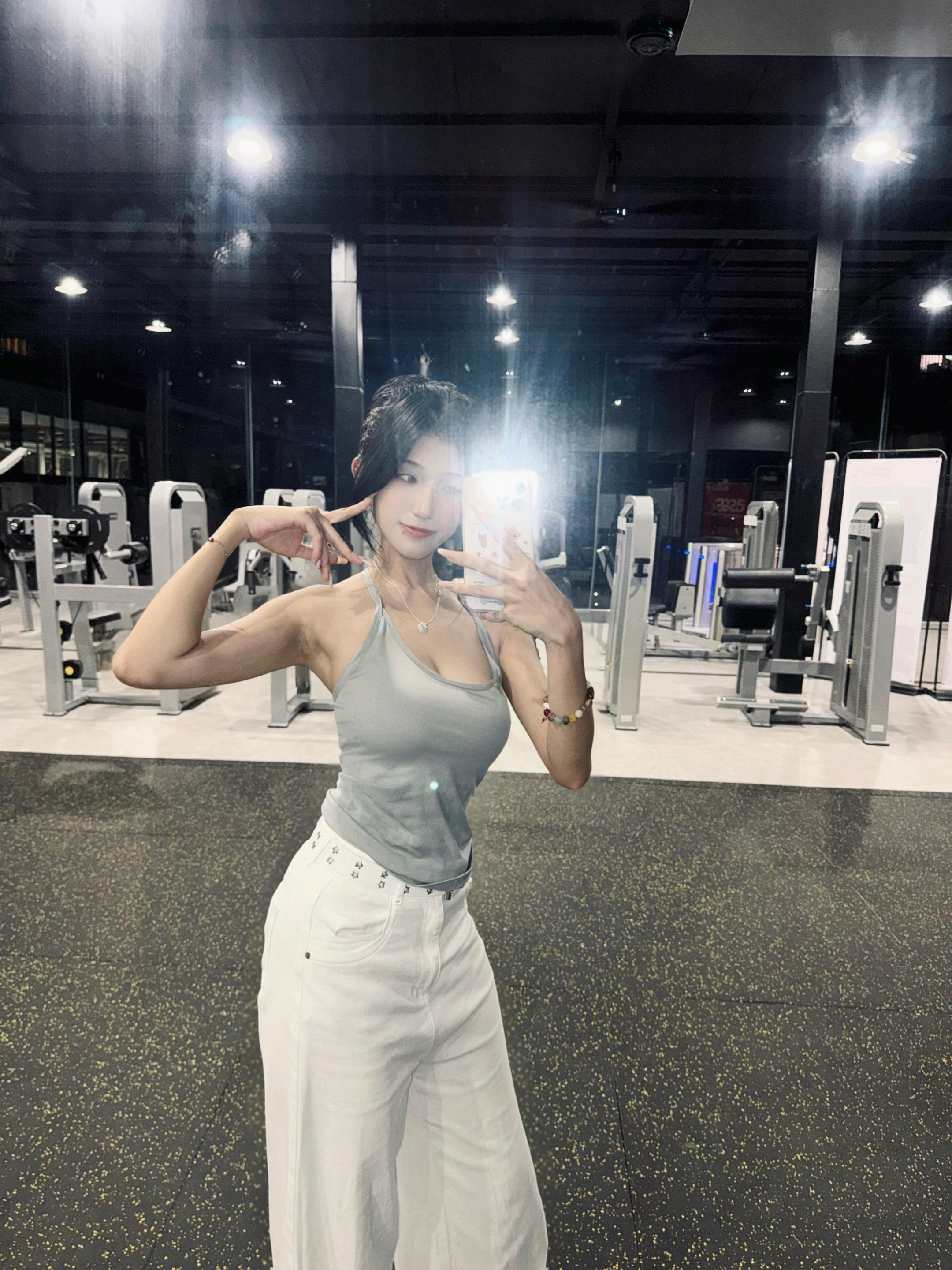 你温柔的唇 致命的眼神#健身穿搭 #健身 #对镜拍 #臀腿 #身材