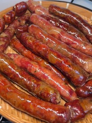 四川麻辣香肠 腊香味浓郁 肉质紧实有嚼劲 又麻又辣又香超好吃#麻辣香肠 #腊货香肠 #四川特色美食 #腊肠的做法