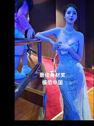 打几分?最佳身材奖励 #好身材 #自然系氛围感 #晚礼服 #惊艳 #高光时刻
