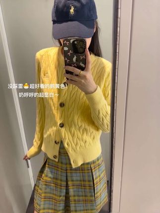 最近入手了这件法式奶huhu黄的麻花针织毛衣外套,真的太喜欢了!#早秋穿搭三分钟出门不是梦 #韩系穿搭 #针织开衫 #预制国庆出游穿搭 #秋日的goldenhour是琥珀流光