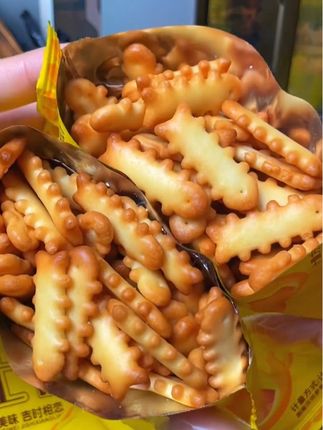 不得不说,这款鱼骨饼干真的是太好吃了,满满一箱十大包才需要个位数。它是咸味的,奶香味跟芝士味也很浓郁,特别的酥脆。而且它不是油炸的,是烘烤的,吃多了也不容易长肉肉。