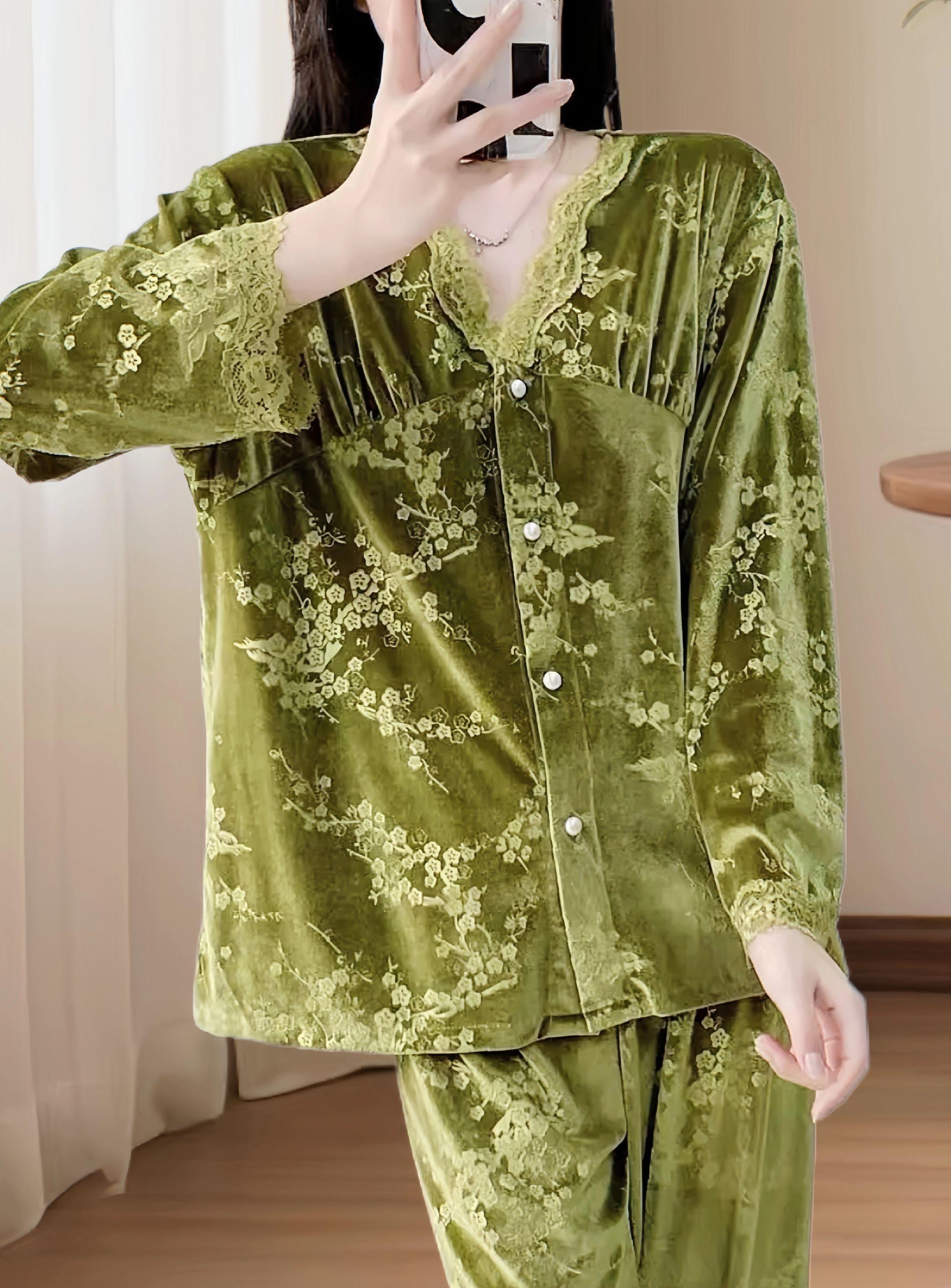 秋冬法式轻奢高档家居服。啊啊啊!最新款的秋冬家居服上新了,拿到手简直爱不释手。面料柔软的不要不要的。上身舒服贴身。穿上就不想脱。颜色都是那种高级显白的颜色。V领开衫设计加上小蕾丝的,整个家居服高级感满满。法式的风格,上身性感不失优雅。让你宅在家也要美哒哒。#宅家睡衣秀 #家居服套装 #舒适家居服 #睡衣家居服 #秋冬新款